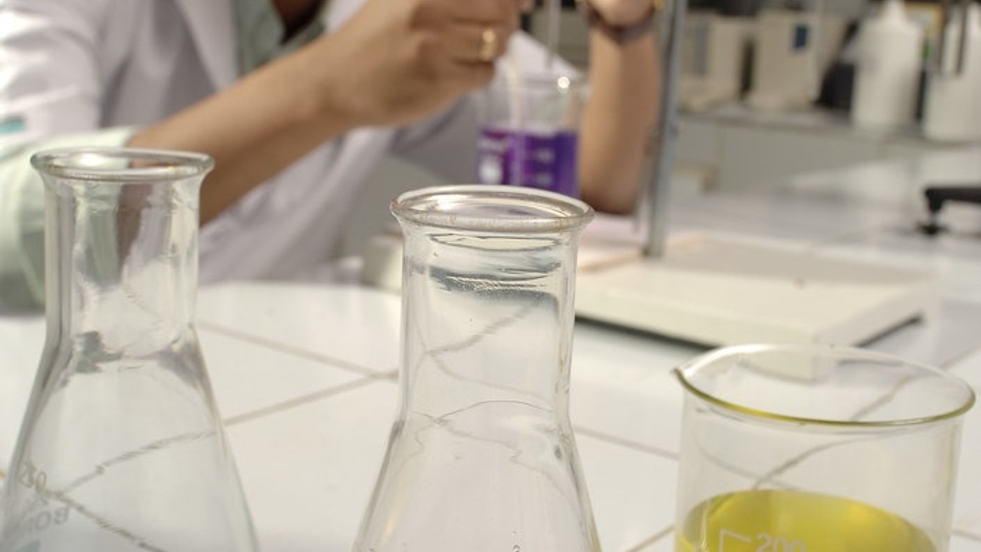 Laboratory glassware and an experiment in progress. Context for matching scientific evidence to experimental conditions.