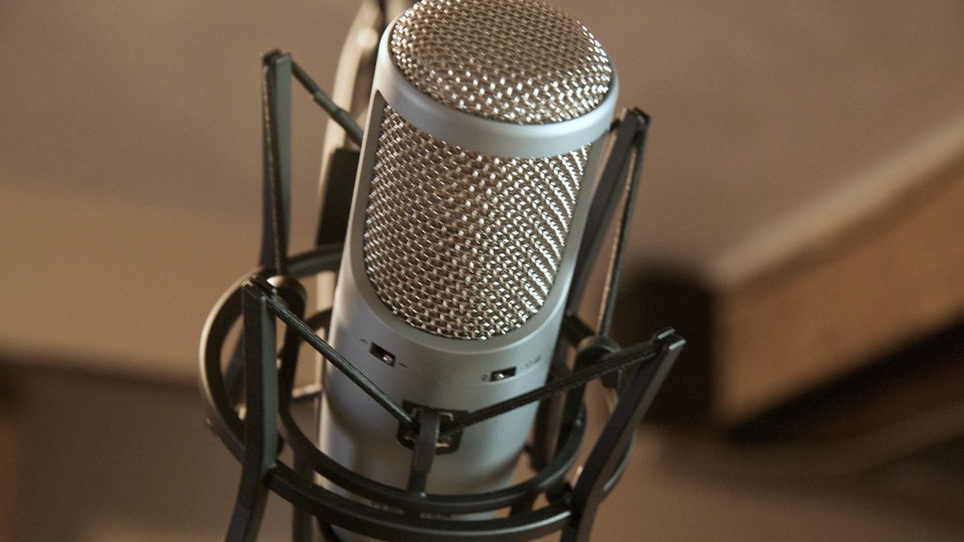 A recording microphone. Context for selectively updating remembered audio attributes.